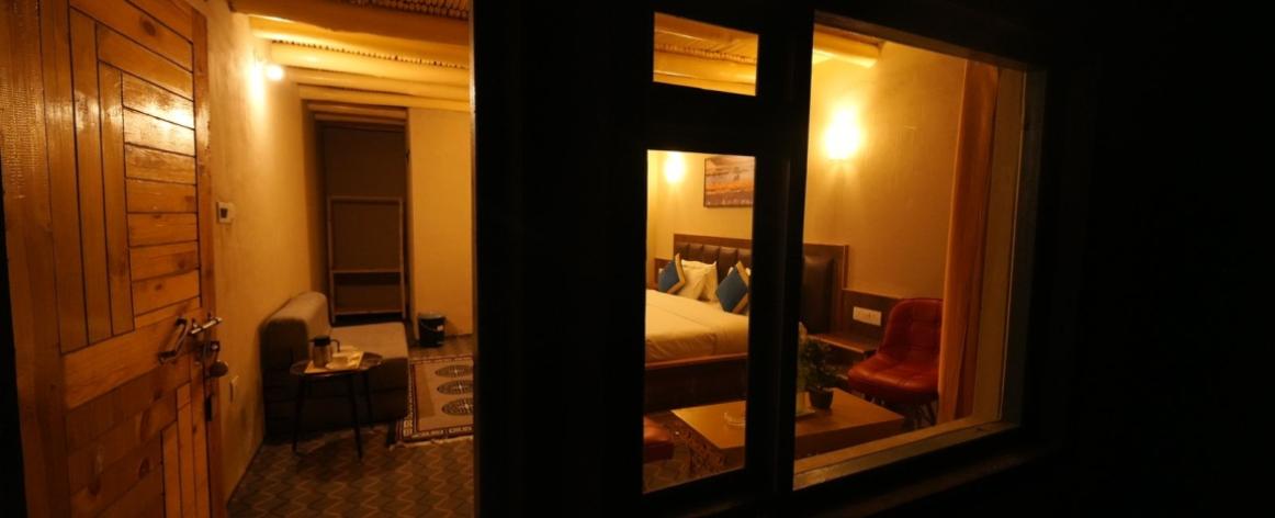 Polar Mud House Pangong, Pangong Shooting Point stay